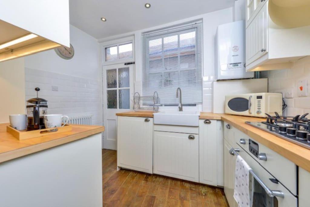 Victorian Townhouse - Stamford Centre - 2 Big Bedrooms, Living Room Kitchen Etc Tastefully Decorated Bagian luar foto